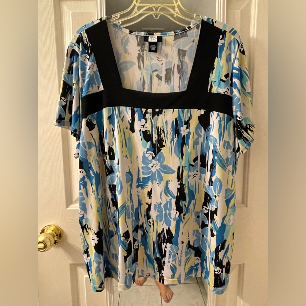 Studio 1940 plus size woman’s blouse 22/24. Short sleeve.